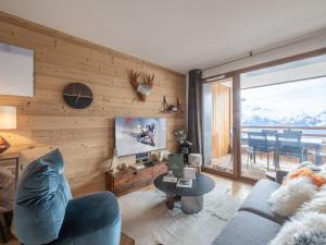 un salon avec un canapé et une table dans l'établissement Appartement 2 chambres, proche pistes, animaux admis, WiFi, parking inclus - FR-1-645-53, à Huez