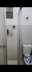 a small bathroom with a toilet and a shower at Na Praia - Cicb - Setor de Clubes Sul in Barra de São Miguel