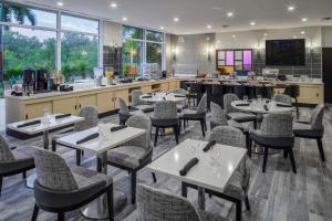 DoubleTree by Hilton Sarasota Bradenton Airport餐厅或其他用餐的地方