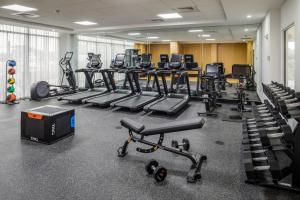 DoubleTree by Hilton Sarasota Bradenton Airport的健身中心和/或健身设施