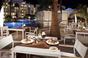 En restaurant eller et spisested på Melia Marbella Banús