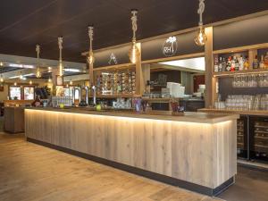 un bar en un restaurante con un mostrador en Villa in De Bult with modern comforts, en De Bult