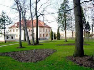 Raspenava的住宿－Hotel Zámeček Raspenava，前面有树木的大白色房子