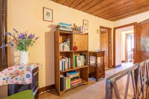 een kamer met een boekenplank gevuld met boeken bij LA CASINA DI LONNANO in Pratovecchio