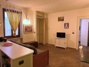 ein Wohnzimmer mit einem Sofa und einem TV in der Unterkunft Casa di Oscar in Turin