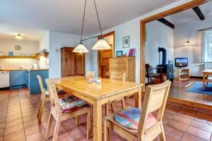 a kitchen and dining room with a wooden table and chairs at Ferienhaus Schmollensee in Benz