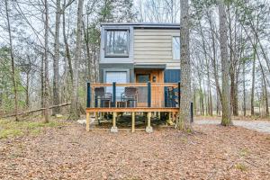 een tiny house met een terras in het bos bij Modern and Cozy Starkville Studio about 2 Mi to MSU! in Starkville