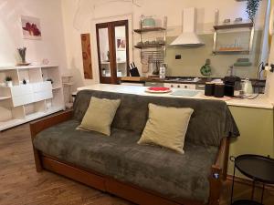 ein Wohnzimmer mit einem Sofa in der Küche in der Unterkunft Casa di Oscar in Turin