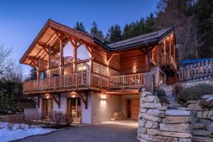 una casa de madera con una cubierta envolvente en Chalet Snowbird 5 étoiles, Serre-Chevalier en La Salle Les Alpes