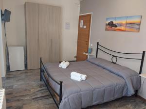 1 dormitorio con 1 cama con 2 toallas en B&B SunBeach, en San Benedetto del Tronto