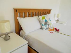 VJ's Guesthouse Mountain View客房内的一张或多张床位
