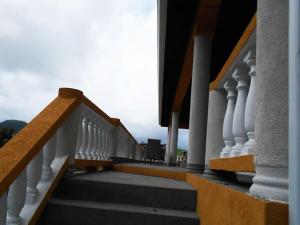 VJ's Guesthouse Mountain View的阳台或露台