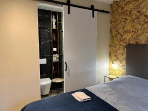 - une chambre avec un lit et une salle de bains avec des toilettes dans l'établissement Tiny House Bos, à Moergestel