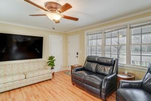 uma sala de estar com um sofá e uma ventoinha de tecto em Charming Milton Home with Porch - 5 Mi to VIR! em Milton