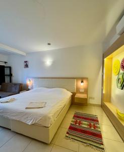 um quarto com uma cama grande e um sofá em Betul Guest House em Famagusta