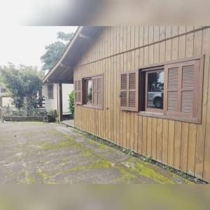 a building with a window with a car in it at Aluguel casa temporada praia do rosa in Garopaba