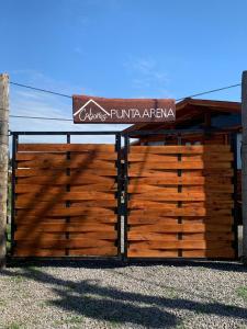 una puerta de madera con un letrero. en Cabañas Punta Arena en San Pedro