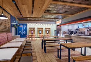 un restaurante de comida rápida con mesas y bancos en Great Wolf Lodge Poconos en Scotrun