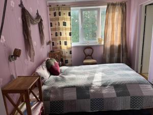 een slaapkamer met een bed en een raam bij Luxurious Specious appartment in Pyussi