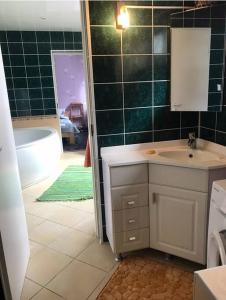 een badkamer met een wastafel, een toilet en een bad bij Luxurious Specious appartment in Pyussi