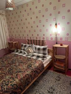 een slaapkamer met een bed, een tafel en een lamp bij Luxurious Specious appartment in Pyussi