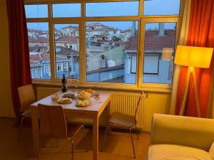 a table in a room with a view of a city at Üsküdar merkezde ve Kadıköy’e 5 dk uzaklıkta ev in Istanbul