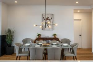 a dining room with a table with chairs and a chandelier at Tremblant Prestige - Les Eaux 215-8 in Mont-Tremblant +20 photos