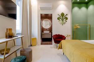 1 dormitorio con 1 cama y baño con lavamanos en FLORENCE SEASONS B&B, en Florencia