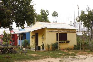 una pequeña casa de colores en Pousada Sitio do Terrao en Três Marias