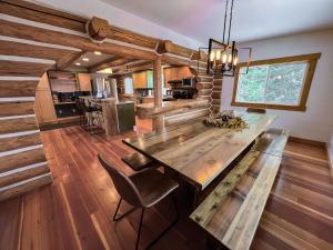 een eetkamer en een keuken met een houten tafel bij Glacier Dream Escape in Coram