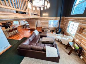 een woonkamer met een leren bank bij Glacier Dream Escape in Coram