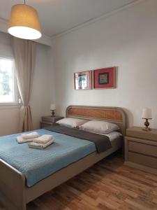 um quarto com uma cama com duas toalhas em Nicola's House - Palio em Kavala