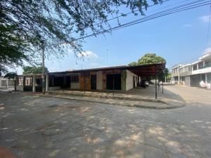 un edificio al lado de una calle en Comfortable apartment very close to the airport, en Cúcuta