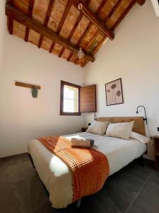 - une chambre avec un grand lit dans l'établissement Mas de Melonet Delta del Ebro, à L'Aldea