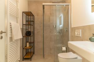 een badkamer met een douche, een toilet en een wastafel bij Die Gartenlounge in Bad Aibling in Bad Aibling