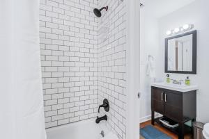 W białej łazience znajduje się umywalka i lustro. w obiekcie SoCo Oasis Retreat: Relax in Comfort and Style w mieście Austin