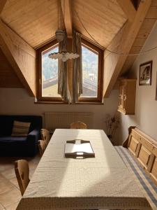 ein Esszimmer mit einem Tisch und einem Sofa in der Unterkunft Dolomiten Dream House in Ziano di Fiemme