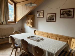 ein Esszimmer mit einem Tisch und 2 Stühlen in der Unterkunft Dolomiten Dream House in Ziano di Fiemme