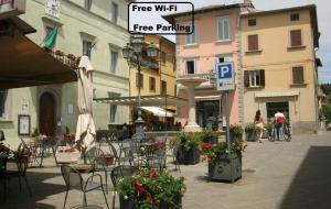 - un panneau indiquant la rue avec une connexion Wi-Fi gratuite dans l'établissement La Poventa, à Tuoro sul Trasimeno