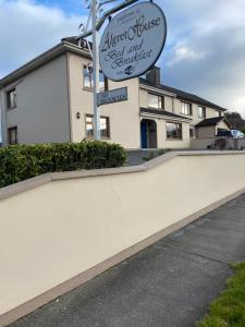 un panneau devant un bâtiment dans l'établissement Algret House B&B, à Killarney