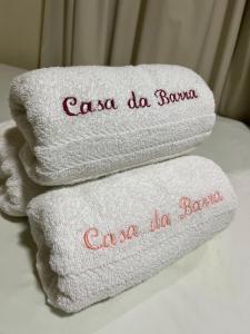 una pila de toallas con las palabras cana da sonosa en ellas en casa em Barra de Cunhaú-RN en Barra do Cunhau