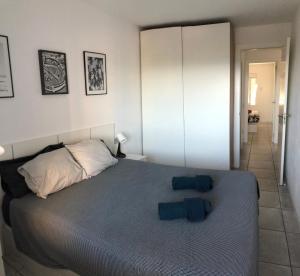 a bedroom with a bed with two blue pillows on it at Apartamento frente al mar con piscina in Malgrat de Mar