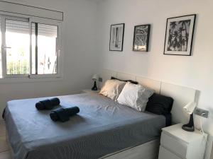a bedroom with a bed with two pillows on it at Apartamento frente al mar con piscina in Malgrat de Mar