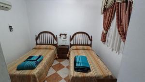 Habitación con 2 camas en una habitación en Hostal Algaidas en Villanueva de Algaidas