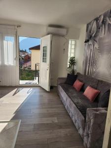 un soggiorno con divano e una grande finestra di Apartment Marina 2 a Kotor (Cattaro)