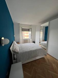 1 dormitorio con cama y espejo en Milan Apartment - Città Studi: 75mq for you en Milán