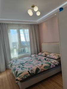 a bedroom with a bed and a window at Nowy apartament przy ulicy Kurpiowskiej blisko centrum miasta in Siedlce