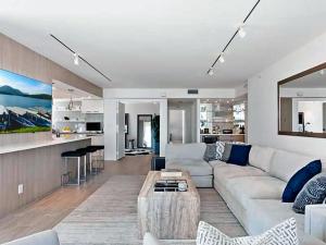 un soggiorno con divano e tavolo di Ocean View Santa Monica Three-Bedroom Apartment a Los Angeles