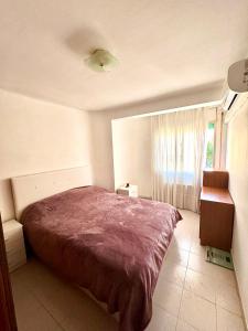 Un dormitorio con una cama grande y una ventana en 3 bedrooms flat near of the beach en Barcelona