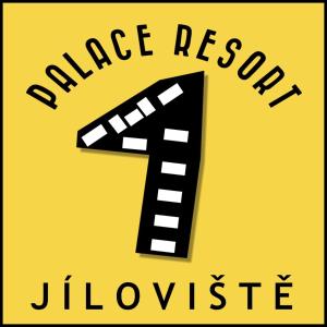 un cartello giallo con il numero uno con la parola "pericoloso" di Palace Resort Jíloviště a Jíloviště